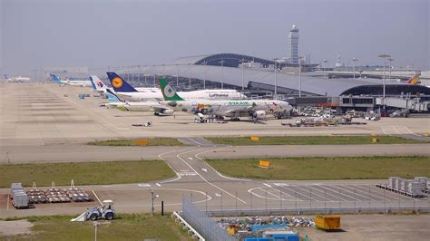 秋田 大阪 飛行機 - 空を駆ける文化と経済の架け橋