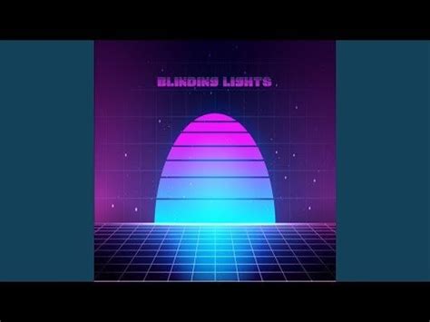 Blinding Lights är en synthpop-anthem som kombinerar pulserande 80-talsinspirationer med moderna produktionstekniker.